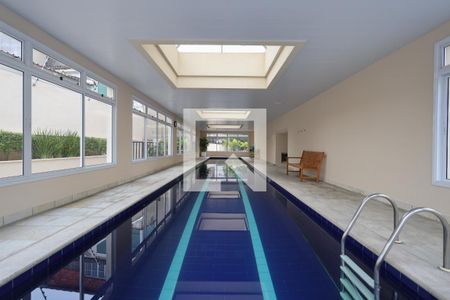 Apartamento para alugar com 153m², 3 quartos e 3 vagas Apartamento para alugar com 153m², 3 quartos e 3 vagasÁrea comum - Piscina coberta