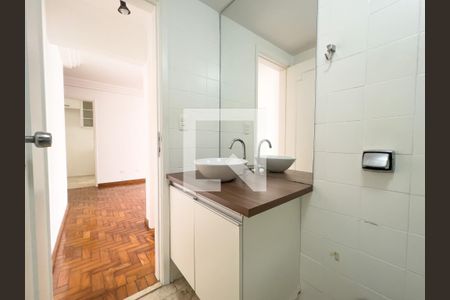 Banheiro, bancada pia e espelho  de apartamento para alugar com 1 quarto, 45m² em Moema, São Paulo