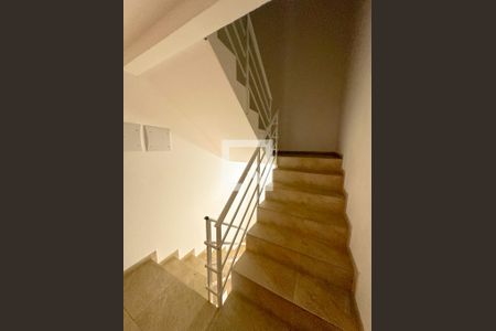 Apartamento para alugar com 55m², 2 quartos e 1 vagaEscada