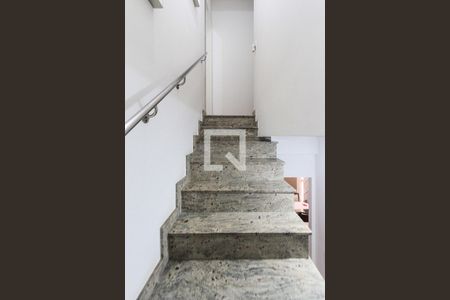 Casa de condomínio à venda com 170m², 3 quartos e 2 vagasEscada