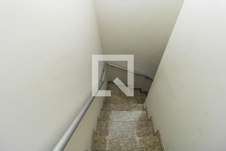 Casa à venda com 128m², 3 quartos e 1 vaga Casa à venda com 128m², 3 quartos e 1 vagaEscada