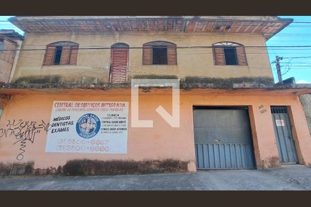 Casa à venda com 375m², 4 quartos e 2 vagas Casa à venda com 375m², 4 quartos e 2 vagasFachada