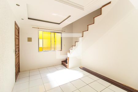 Sala de casa de condomínio para alugar com 2 quartos, 72m² em Vila Carmosina, São Paulo
