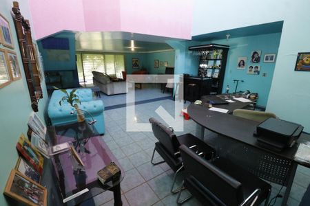 Casa de condomínio à venda com 1000m², 4 quartos e 5 vagasSala