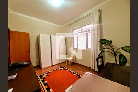 Quarto 1 de casa à venda com 3 quartos, 206m² em Sagrada Família, Belo Horizonte