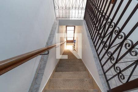 Casa para alugar com 65m², 2 quartos e sem vagaEscada de Entrada