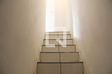 Escada acessoa aos quartos de casa à venda com 2 quartos, 87m² em Jardim Terezopolis, Guarulhos