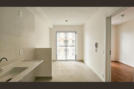 Sala / Cozinha de apartamento para alugar com 1 quarto, 28m² em Socorro, São Paulo