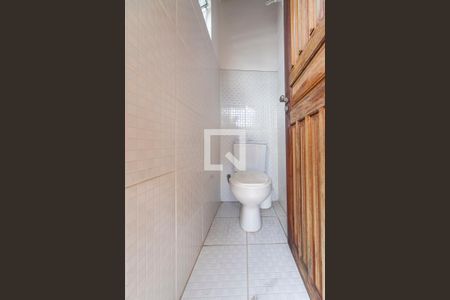 Casa à venda com 217m², 4 quartos e 2 vagas Casa à venda com 217m², 4 quartos e 2 vagasBanheiro da Varanda Gourmet