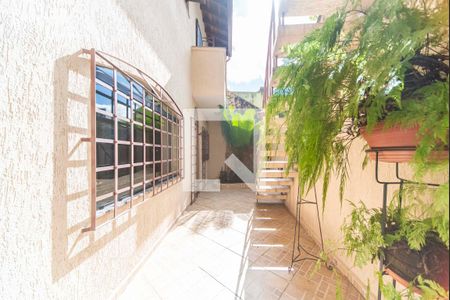 Casa à venda com 217m², 4 quartos e 2 vagas Casa à venda com 217m², 4 quartos e 2 vagasQuintal e Jardim