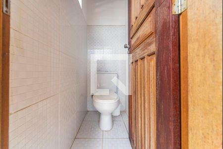 Casa à venda com 217m², 4 quartos e 2 vagas Casa à venda com 217m², 4 quartos e 2 vagasBanheiro da Varanda Gourmet