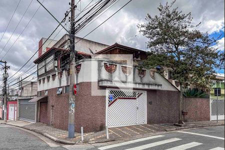Casa à venda com 217m², 4 quartos e 2 vagas Casa à venda com 217m², 4 quartos e 2 vagasFachada