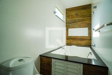 Banheiro da Suíte de casa de condomínio para alugar com 3 quartos, 135m² em Várzea das Moças, Niterói