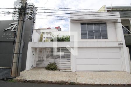 Casa para alugar com 280m², 3 quartos e 2 vagasFachada