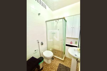Banheiro social  de kitnet/studio para alugar com 1 quarto, 28m² em Ipanema, Rio de Janeiro