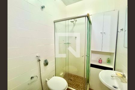 Banheiro social  de kitnet/studio para alugar com 1 quarto, 28m² em Ipanema, Rio de Janeiro