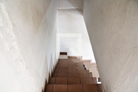 Casa à venda com 100m², 3 quartos e 2 vagasEscada acessos suite e ao quarto 02