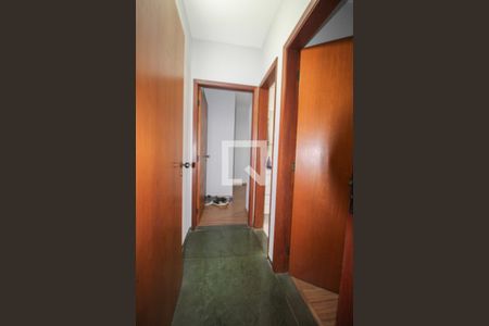 Corredor  de apartamento à venda com 3 quartos, 120m² em Cambuí, Campinas