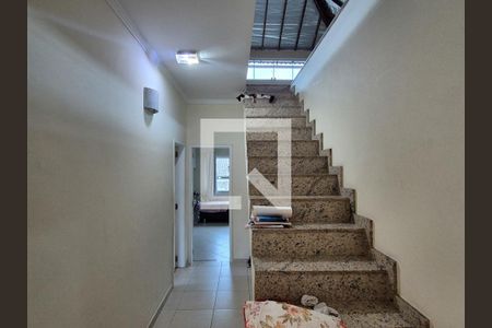 Casa de condomínio à venda com 350m², 4 quartos e 2 vagasEscada