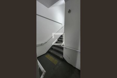 Studio para alugar com 74m², 1 quarto e 1 vaga Studio para alugar com 74m², 1 quarto e 1 vagaEscada