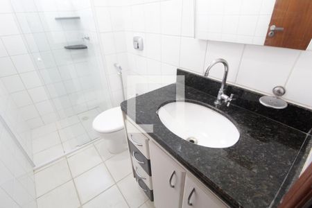 Banheiro de apartamento para alugar com 1 quarto, 42m² em Tibery, Uberlândia