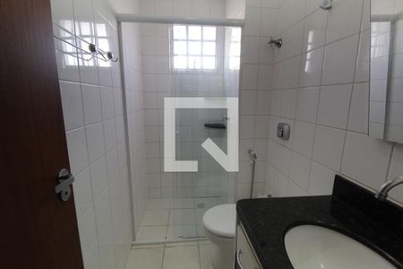 Banheiro de apartamento para alugar com 1 quarto, 42m² em Tibery, Uberlândia