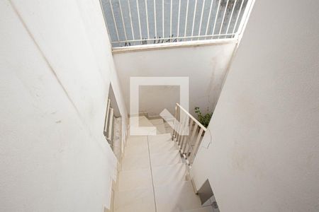 Casa à venda com 400m², 3 quartos e 3 vagas Casa à venda com 400m², 3 quartos e 3 vagasescada de acesso para lavanderia