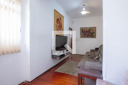 Casa à venda com 400m², 3 quartos e 3 vagas Casa à venda com 400m², 3 quartos e 3 vagasSala de TV Primeiro andar