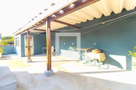 Casa à venda com 220m², 4 quartos e 2 vagas Casa à venda com 220m², 4 quartos e 2 vagasTerraço