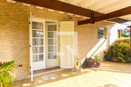 Casa à venda com 220m², 4 quartos e 2 vagas Casa à venda com 220m², 4 quartos e 2 vagasVaranda da Suíte