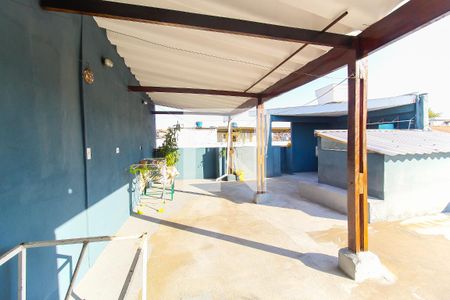 Casa à venda com 220m², 4 quartos e 2 vagas Casa à venda com 220m², 4 quartos e 2 vagasTerraço