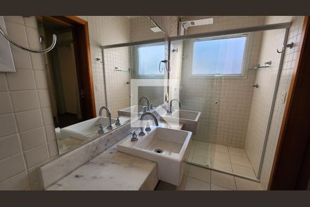 Casa de condomínio à venda com 293m², 3 quartos e 4 vagasBanheiro da Suíte master