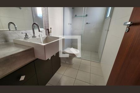 Casa de condomínio à venda com 293m², 3 quartos e 4 vagasBanheiro da Suíte 2