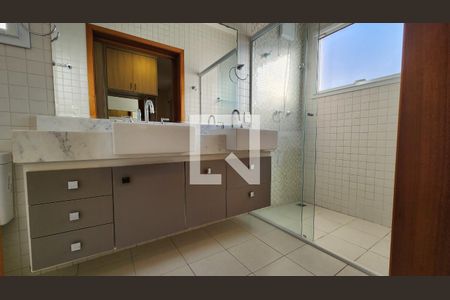 Casa de condomínio à venda com 293m², 3 quartos e 4 vagasBanheiro da Suíte master