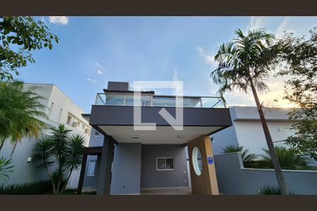 Casa de condomínio à venda com 293m², 3 quartos e 4 vagasFachada
