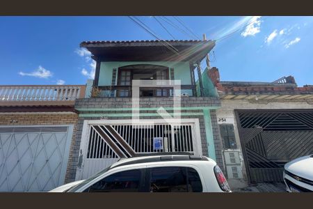 Casa à venda com 238m², 4 quartos e 2 vagas Casa à venda com 238m², 4 quartos e 2 vagasFachada