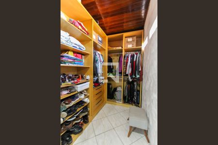 Casa à venda com 238m², 4 quartos e 2 vagas Casa à venda com 238m², 4 quartos e 2 vagasCloset da Suíte