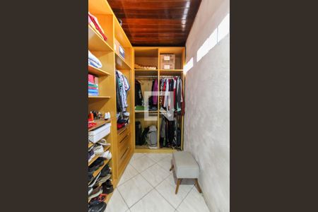 Casa à venda com 238m², 4 quartos e 2 vagas Casa à venda com 238m², 4 quartos e 2 vagasCloset da Suíte