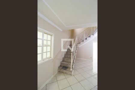 Escada de casa para alugar com 4 quartos, 240m² em Jardim dos Camargos, Barueri