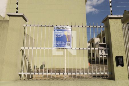 Casa de condomínio à venda com 80m², 2 quartos e 1 vagaPlaca instalada no portão do condomínio