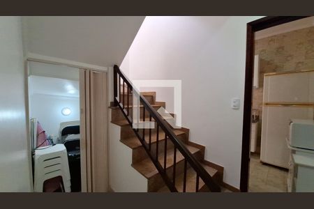 Escada de casa para alugar com 2 quartos, 69m² em Vila Caiçara, Praia Grande