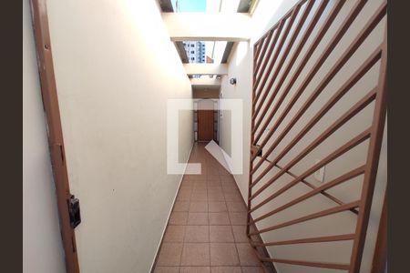 Casa à venda com 214m², 3 quartos e 2 vagasCorredor lateral casa