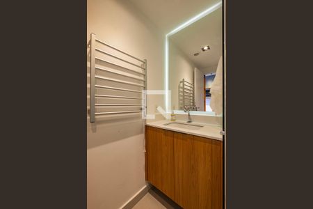 Banheiro de kitnet/studio para alugar com 1 quarto, 25m² em Pinheiros, São Paulo