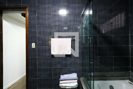 Casa à venda com 452m², 4 quartos e 12 vagasBanheiro da Suíte 4