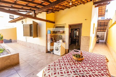 Casa à venda com 360m², 3 quartos e 2 vagasVaranda / area de serviço / piscina