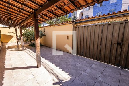 Casa à venda com 360m², 3 quartos e 2 vagasVaranda e vaga de garagem