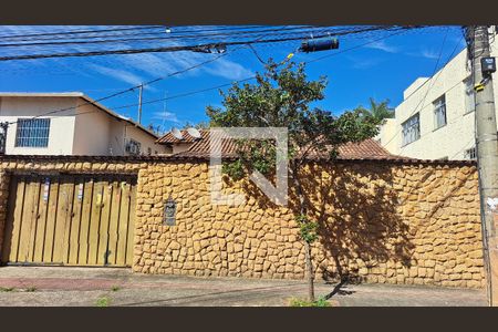 Casa à venda com 360m², 3 quartos e 2 vagasFachada