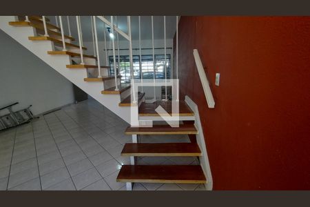 Escada acesso aos quartos de casa para alugar com 3 quartos, 130m² em Chácara Santo Antônio (zona Sul), São Paulo