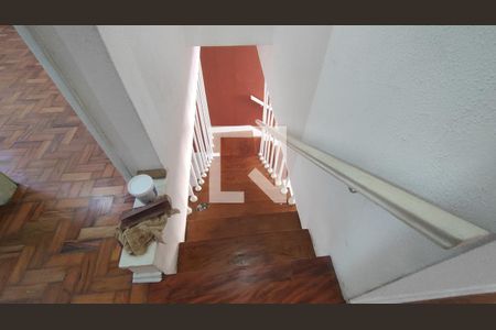 Escada acesso aos quartos de casa para alugar com 3 quartos, 130m² em Chácara Santo Antônio (zona Sul), São Paulo
