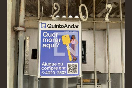 Casa à venda com 100m², 2 quartos e 2 vagasFachada plaquinha 